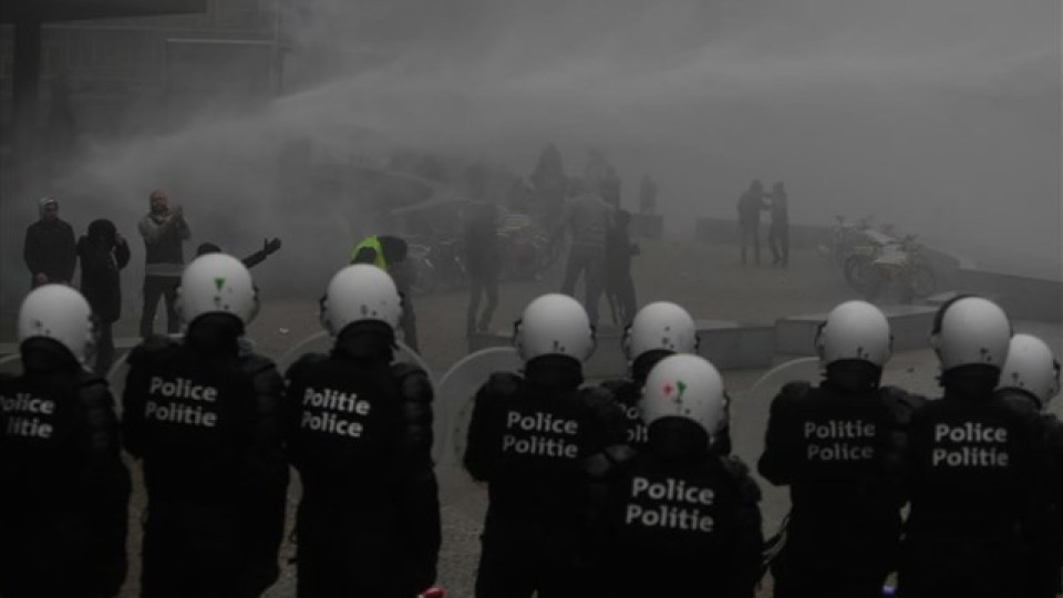 Βέλγιο: 90 προσαγωγές μετά τα επεισόδια σε διαδήλωση κατά του συμφώνου για τη μετανάστευση
