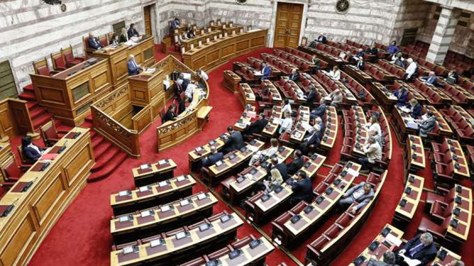 Με οκτώ δανεικές ψήφους, πέρασε με "153" η Συμφωνία των Πρεσπών