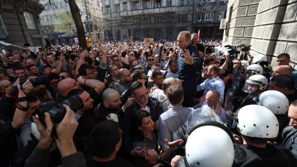 Σερβία: Αποκλεισμένος από διαδηλωτές στο προεδρικό μέγαρο ο πρόεδρος Boύτσιτς