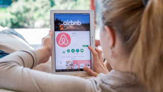 "Ξεφουσκώνουν" οι αποδόσεις του Airbnb