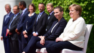 Η Μέρκελ καλωσόρισε καθιστή την πρωθυπουργό της Δανίας μετά τα επεισόδια τρόμου