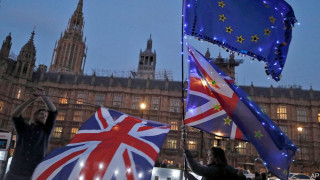 Τρίμηνη αναβολή στο Brexit εξετάζουν οι Βρυξέλλες